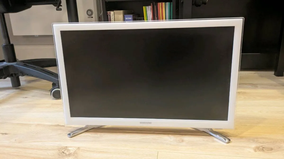 Samsung 22inch Smart LCD TV - Image 2