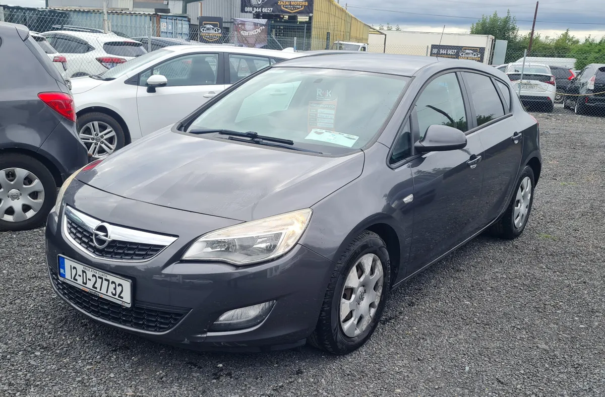 Opel Astra 2012 - Image 2