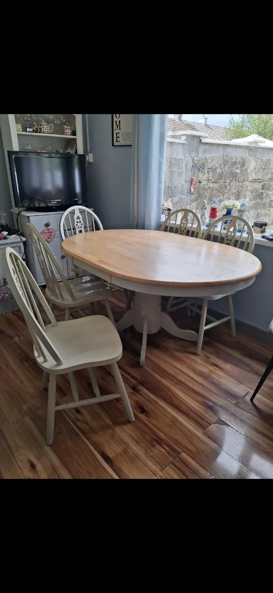Table and 5 chairs - Image 1