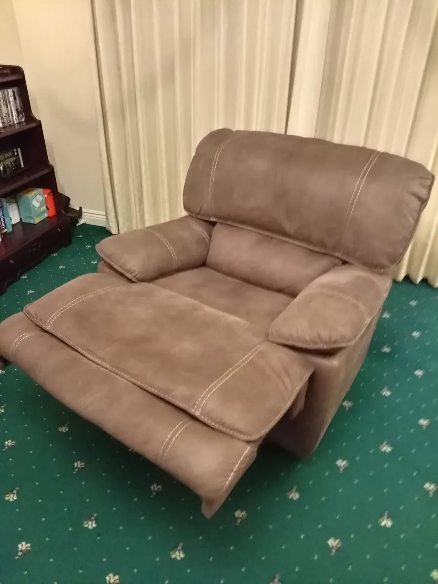 Armchair Large Recliner. - Image 1
