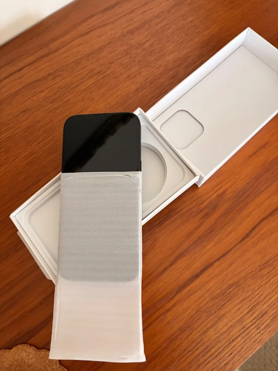 iPhone 15 - Image 2
