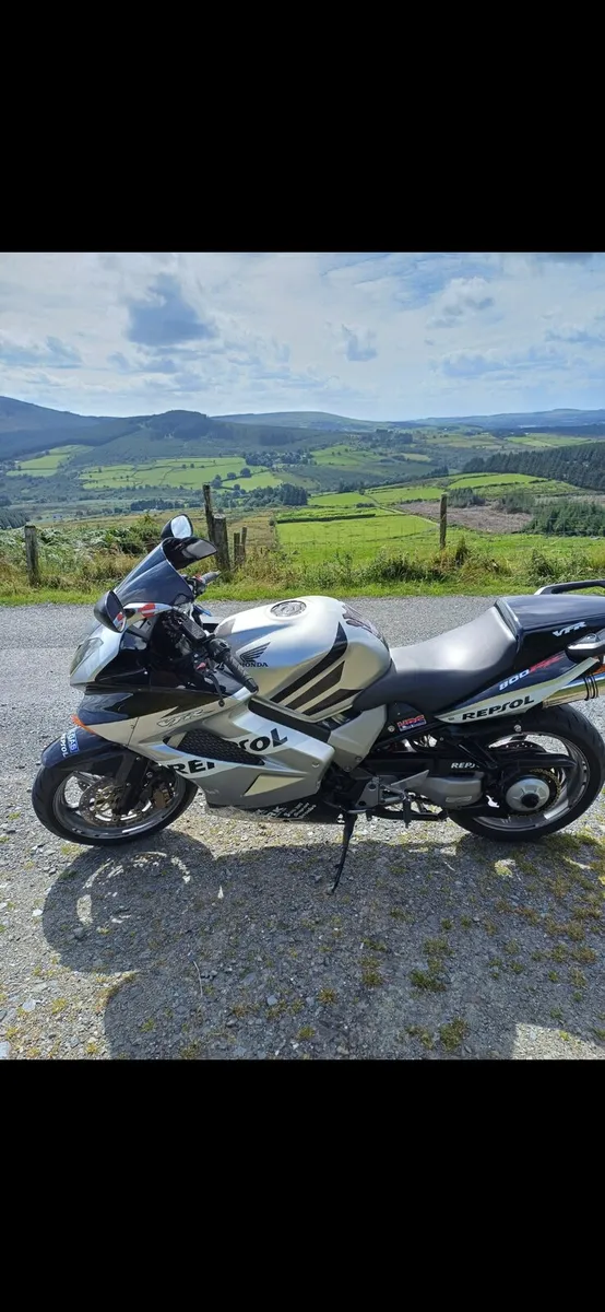Honda VFR 800 - Image 1