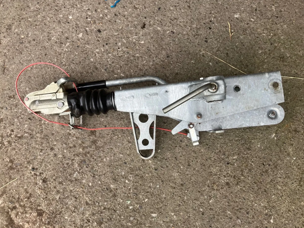 TRAILER HITCH NEARLY NEW USED 1 MONTH - Image 1