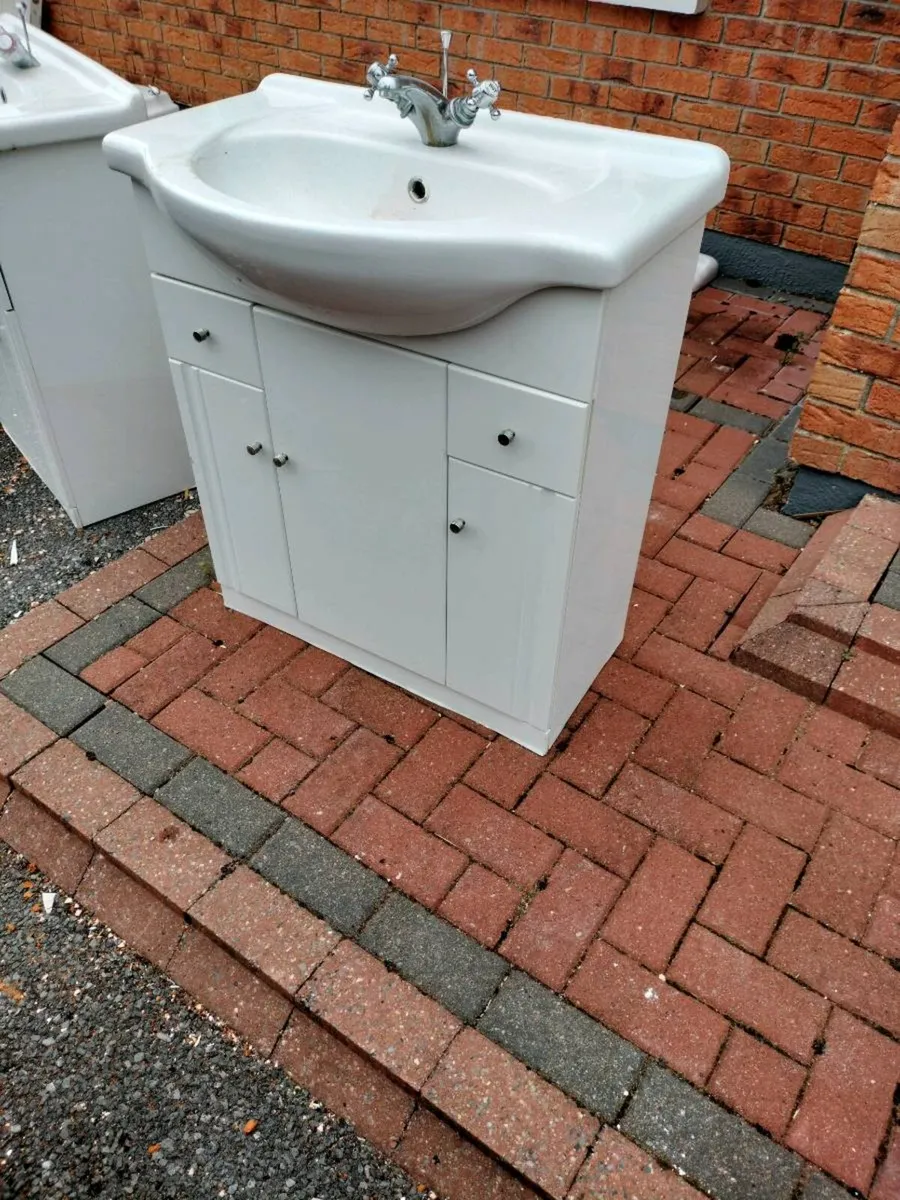 Bathroom sinks - Image 2