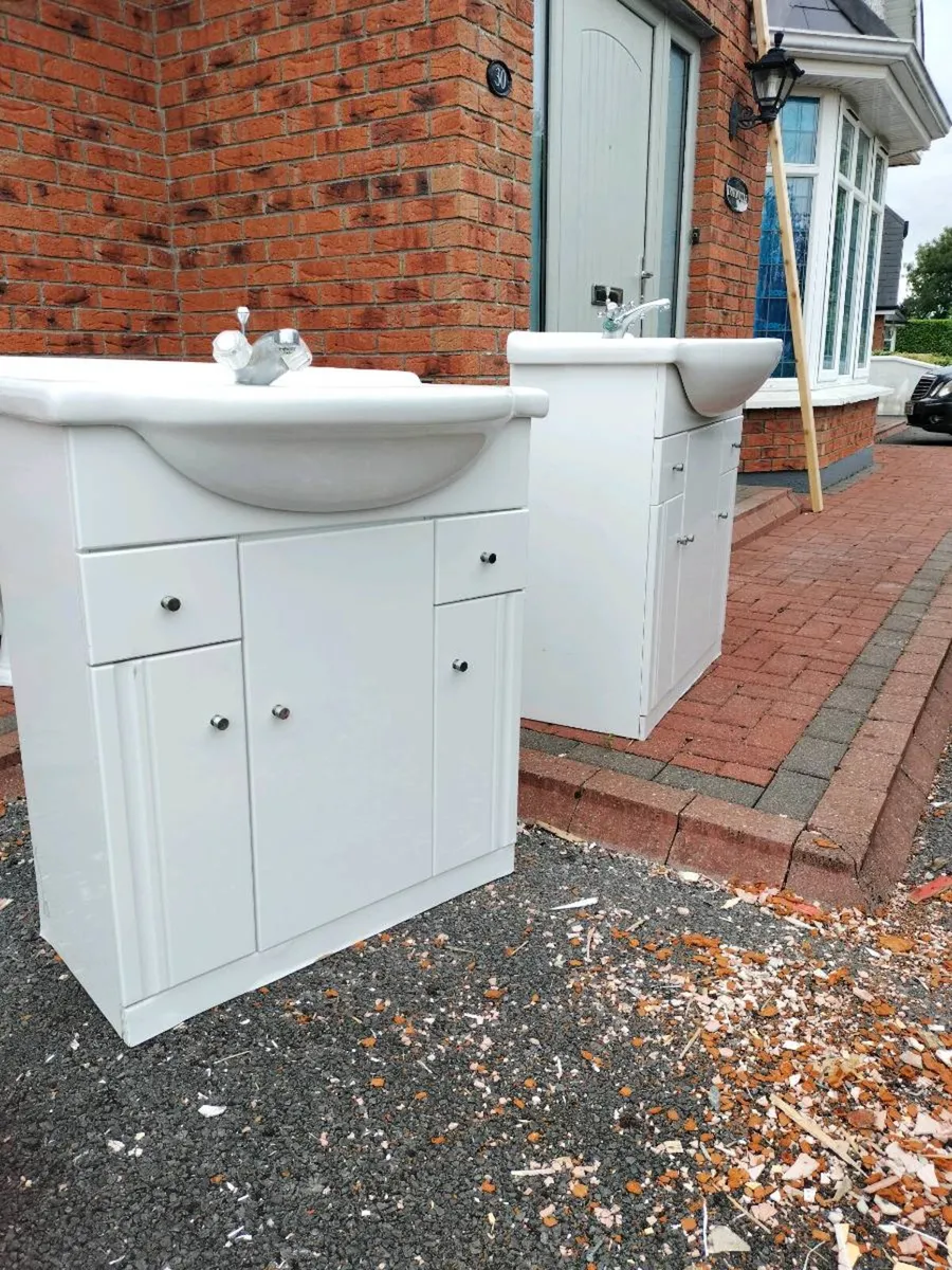 Bathroom sinks - Image 3