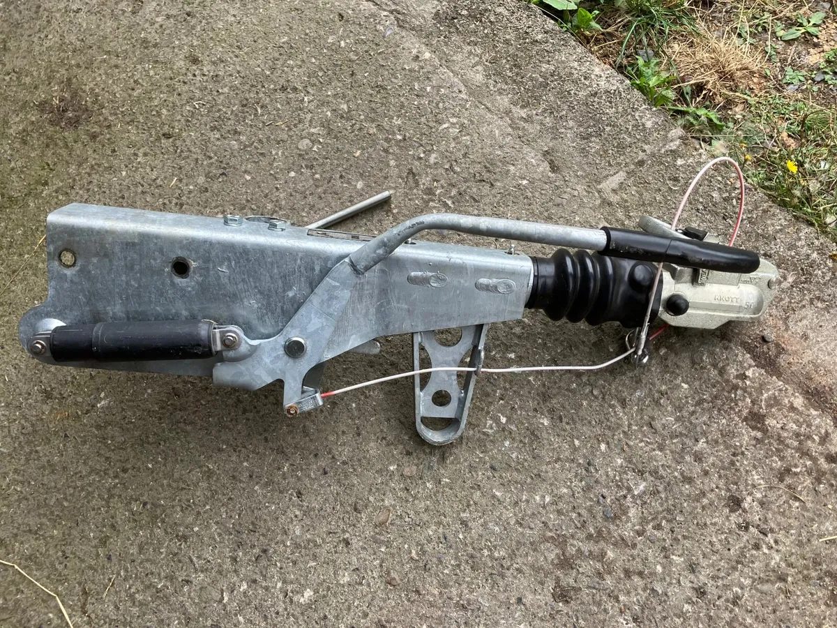 TRAILER HITCH NEARLY NEW USED 1 MONTH - Image 1