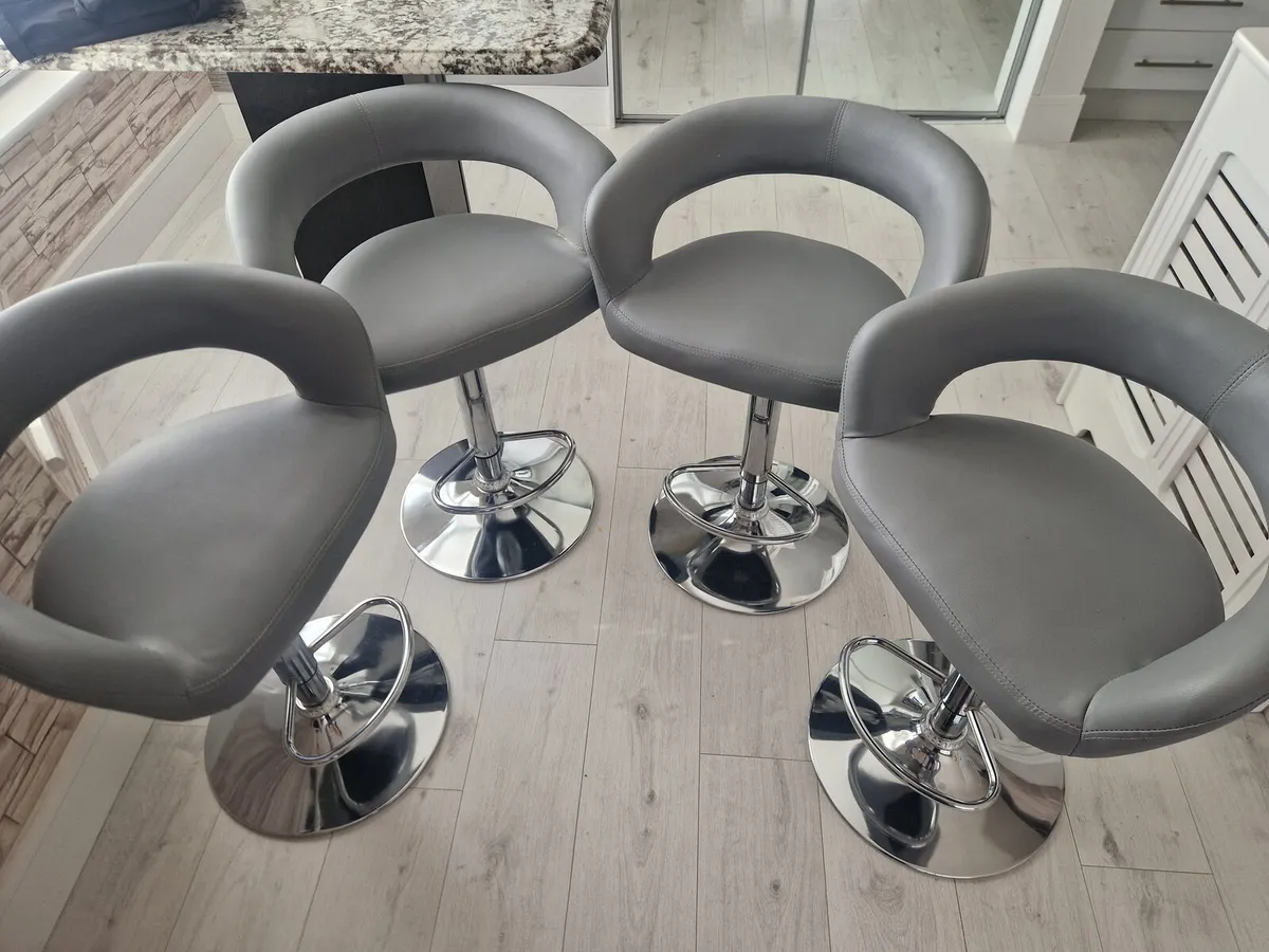 4 bar stools