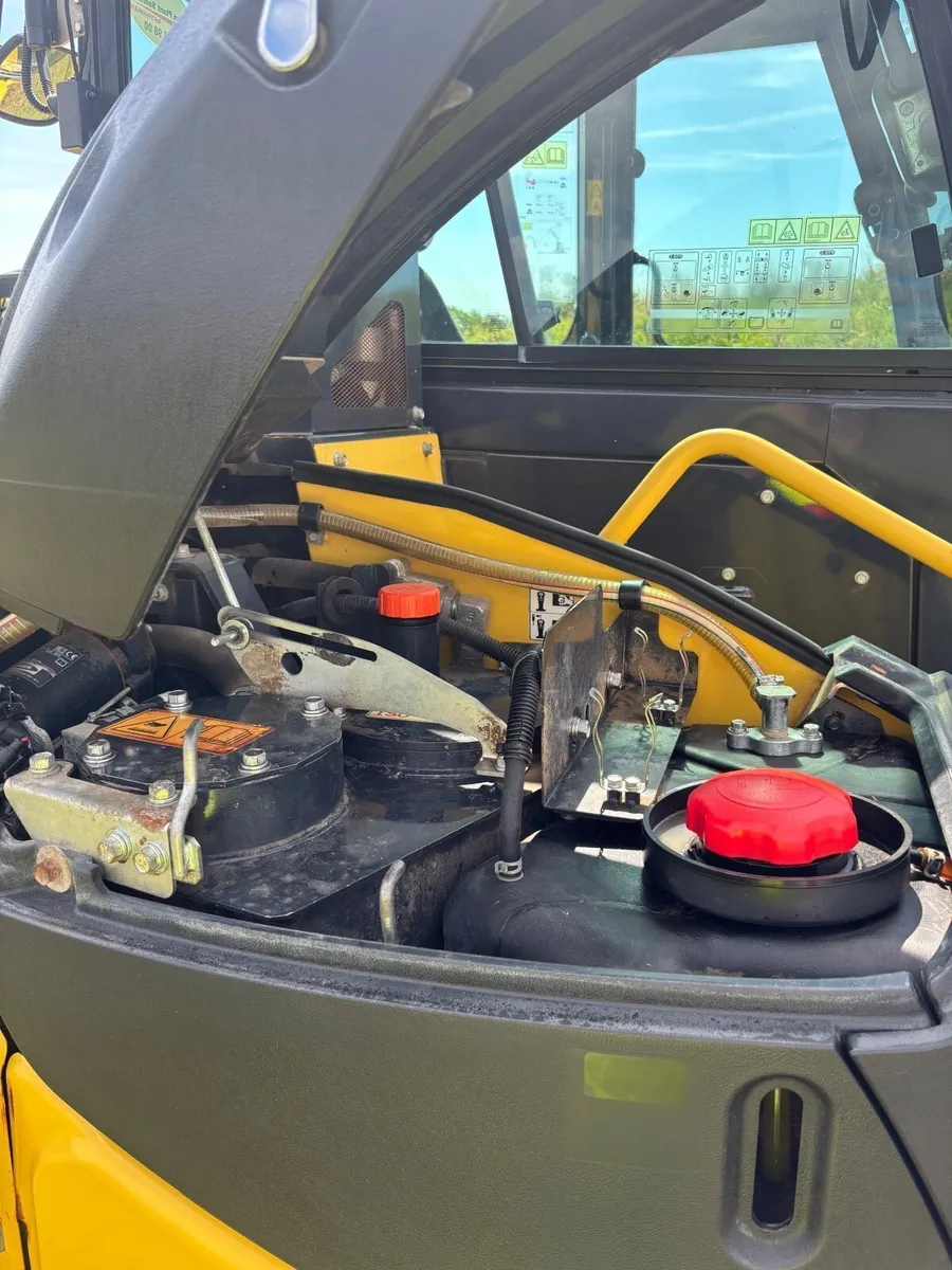 8 ton digger - Image 2