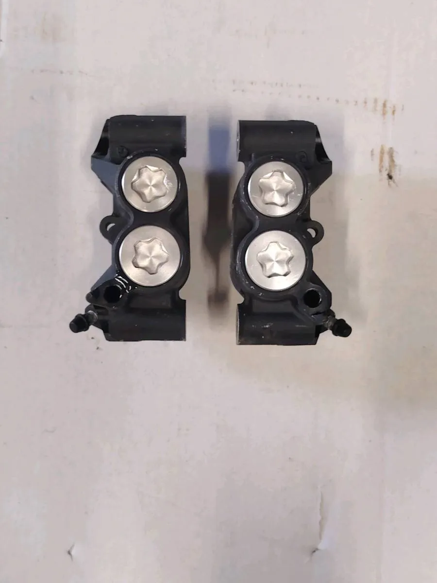 Gsxr upgrade parts /QS/R1 calipers/hugger - Image 1