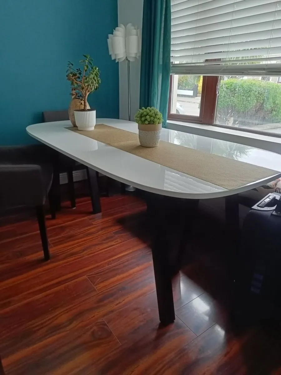 Dining table - Image 1