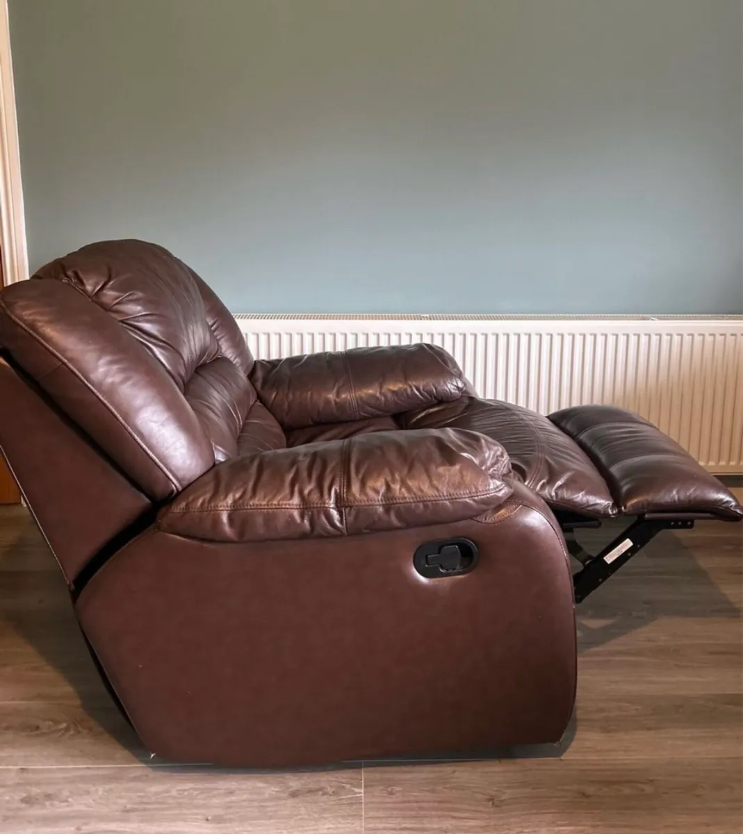 Leather retractable chair. - Image 2