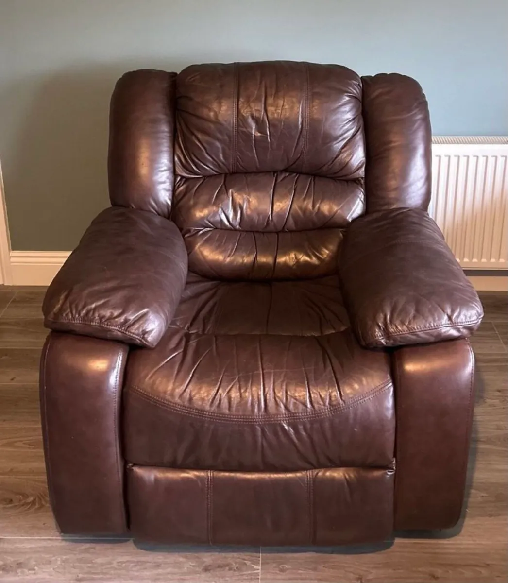 Leather retractable chair. - Image 1