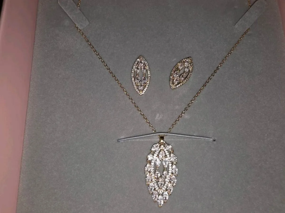 GLITTERY MATCHING JELLERY, Earrings & Necklace ! - Image 4