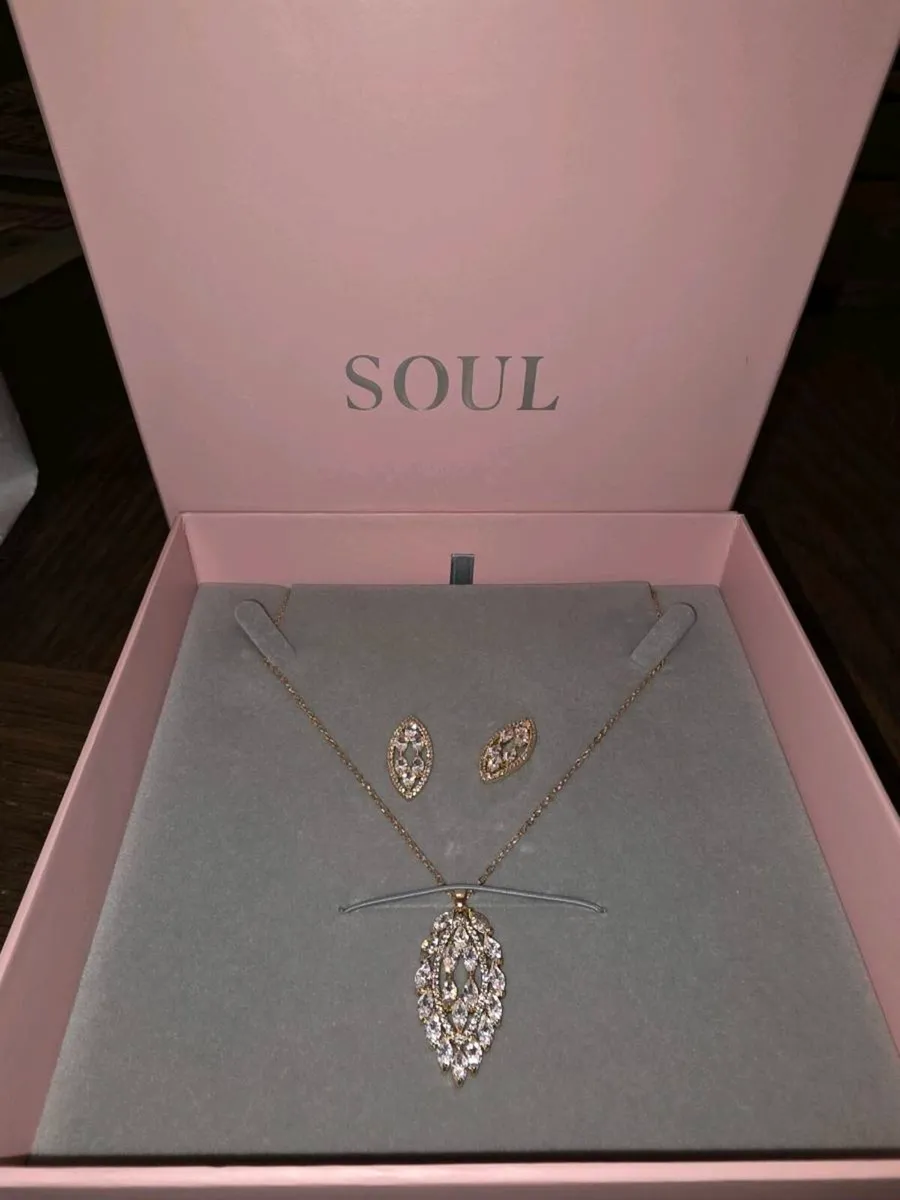 GLITTERY MATCHING JELLERY, Earrings & Necklace ! - Image 1