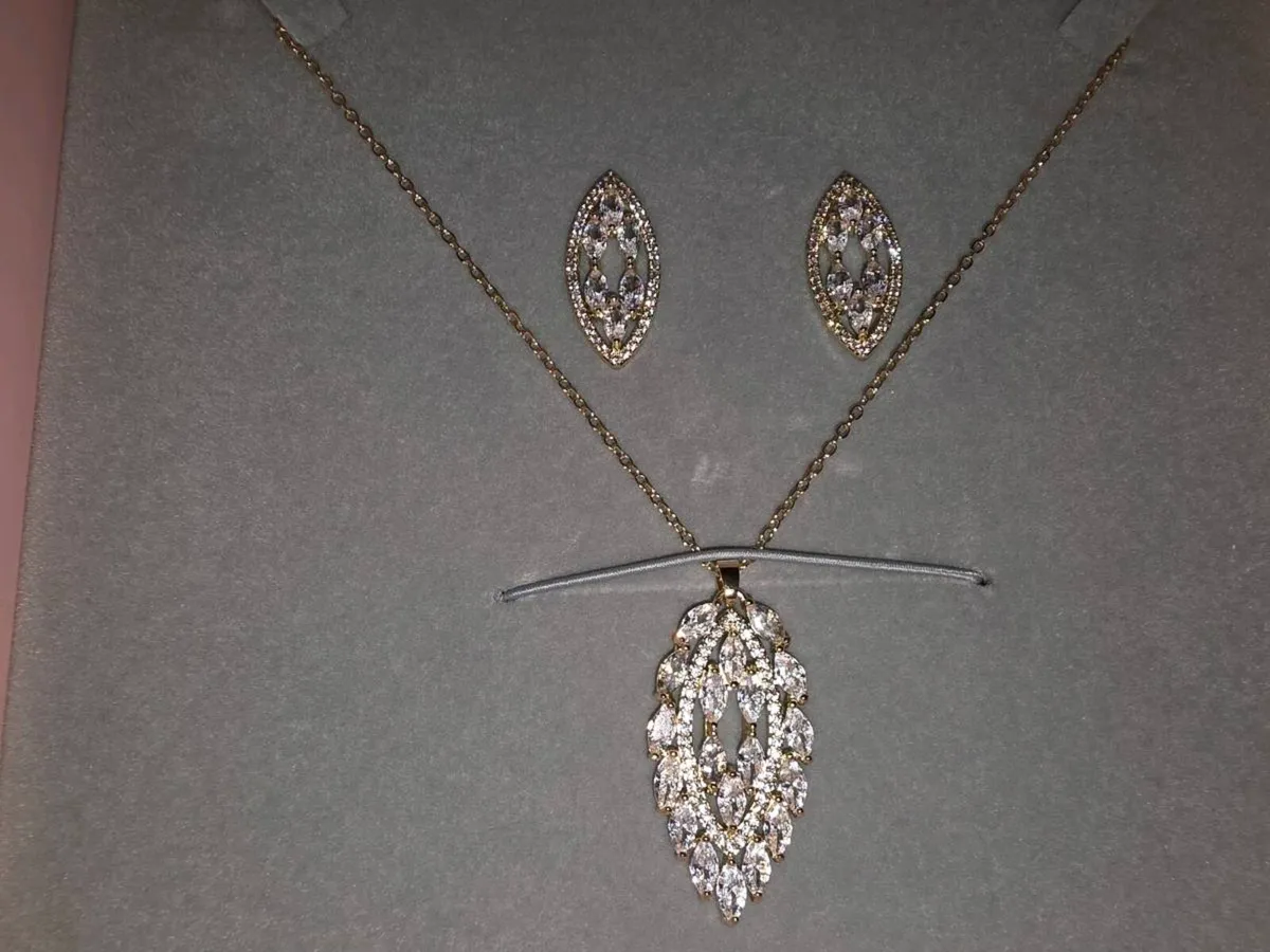 GLITTERY MATCHING JELLERY, Earrings & Necklace ! - Image 3