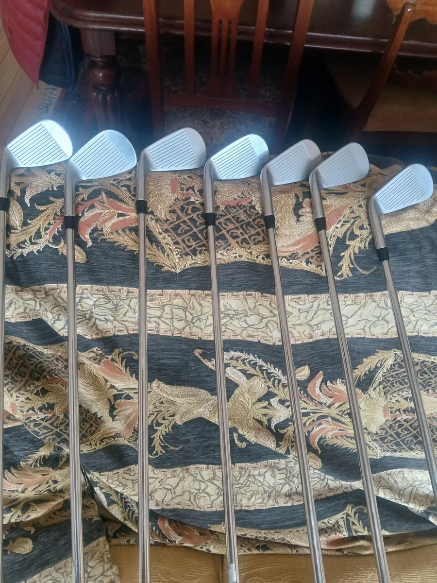 Titleist 620cb irons 4to pw - Image 2