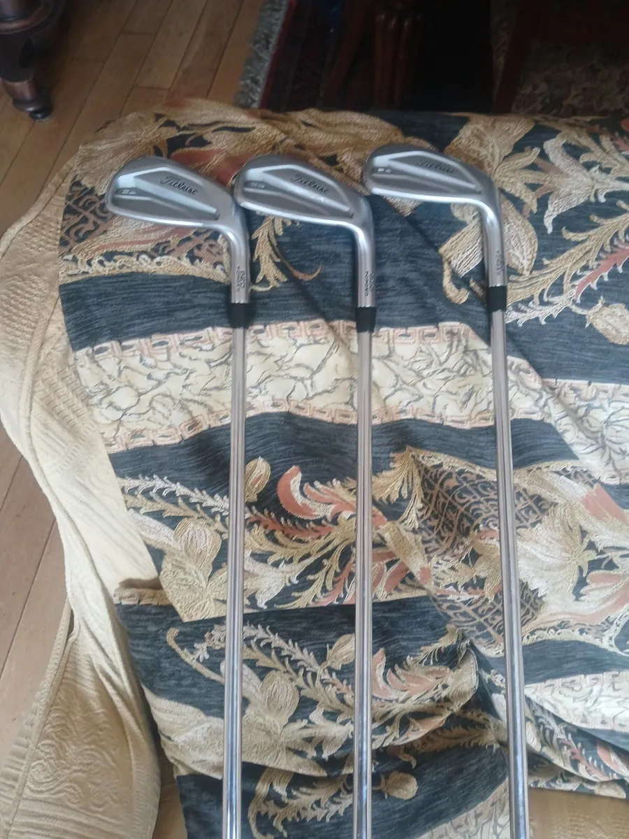 Titleist 620cb irons 4to pw - Image 3