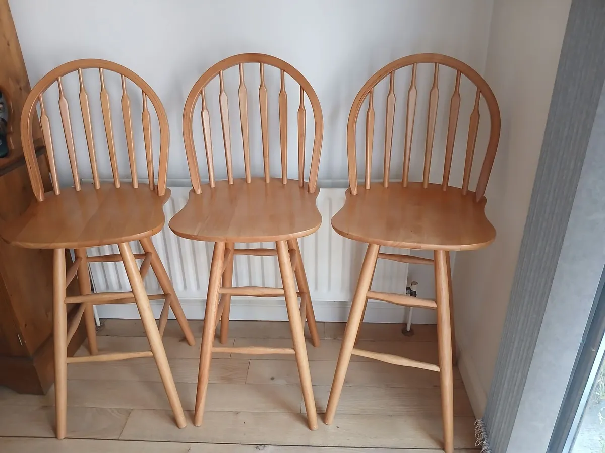 Childs bed, rocking chair, 3 high stools - Image 3
