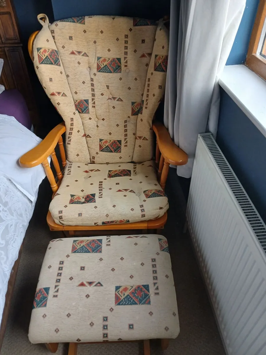 Childs bed, rocking chair, 3 high stools - Image 2