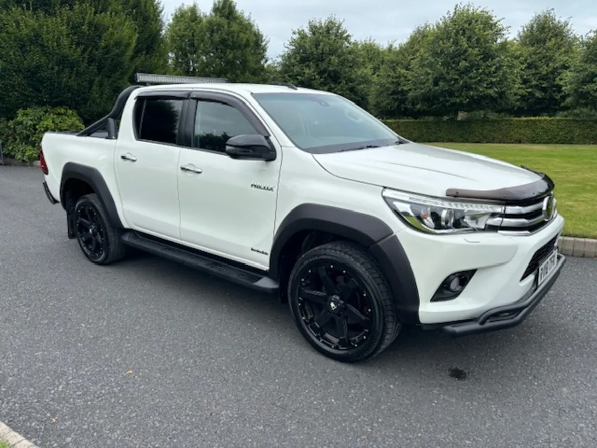 Toyota Hilux 2.4 D-4D Invincible 4WD Euro 6 (s/s) - Image 1