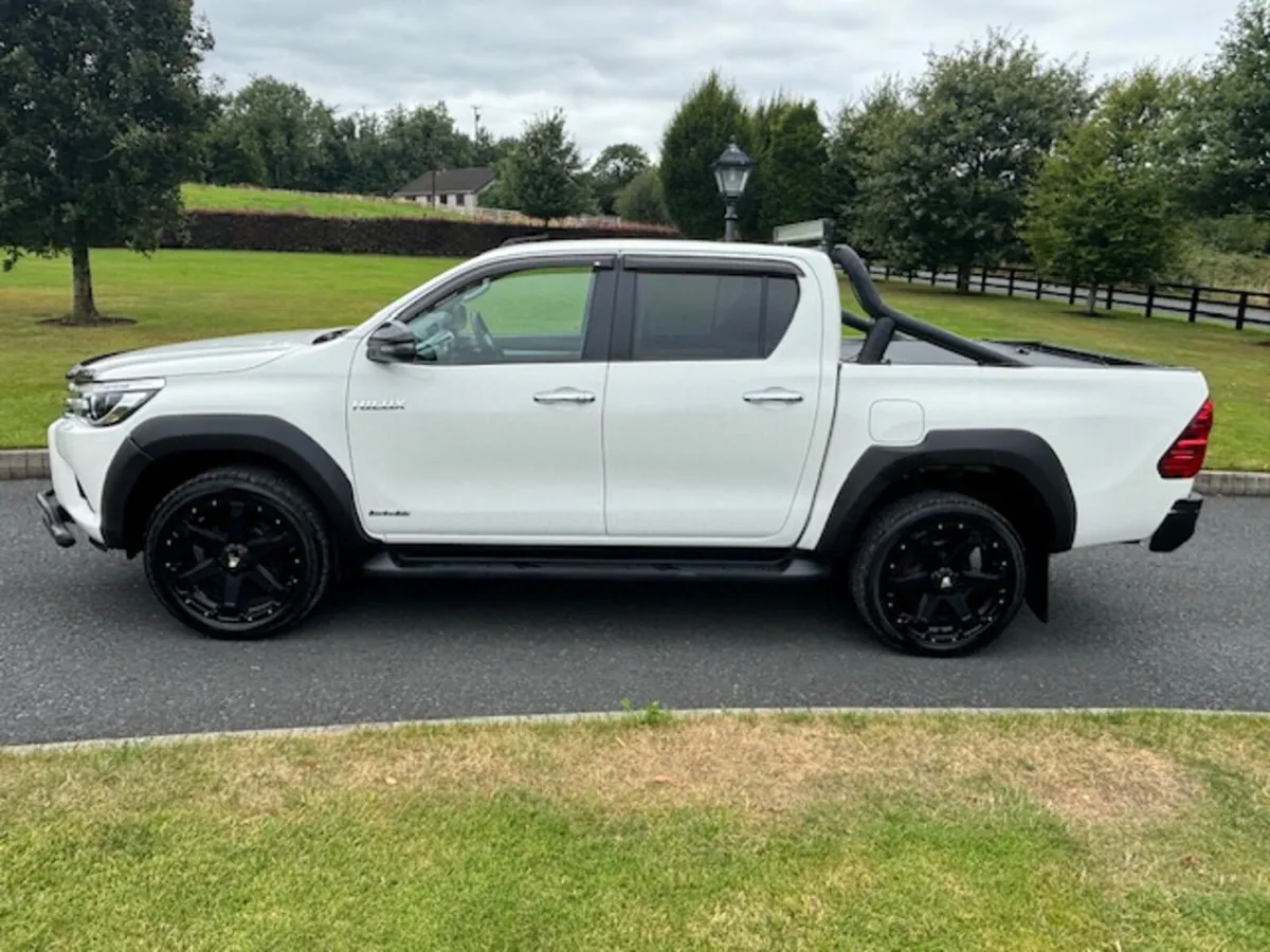 Toyota Hilux 2.4 D-4D Invincible 4WD Euro 6 (s/s) - Image 4
