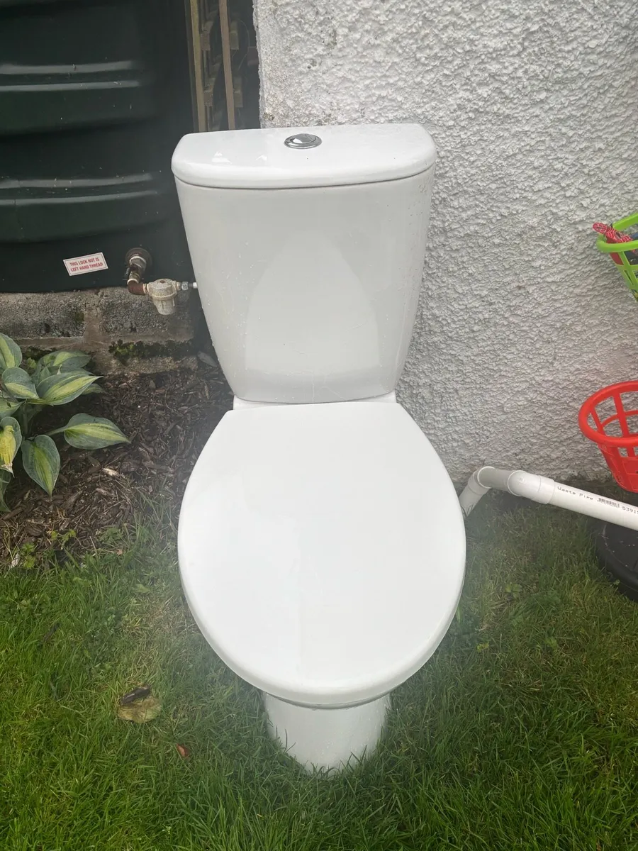 Free - Toilet and sink - Image 1