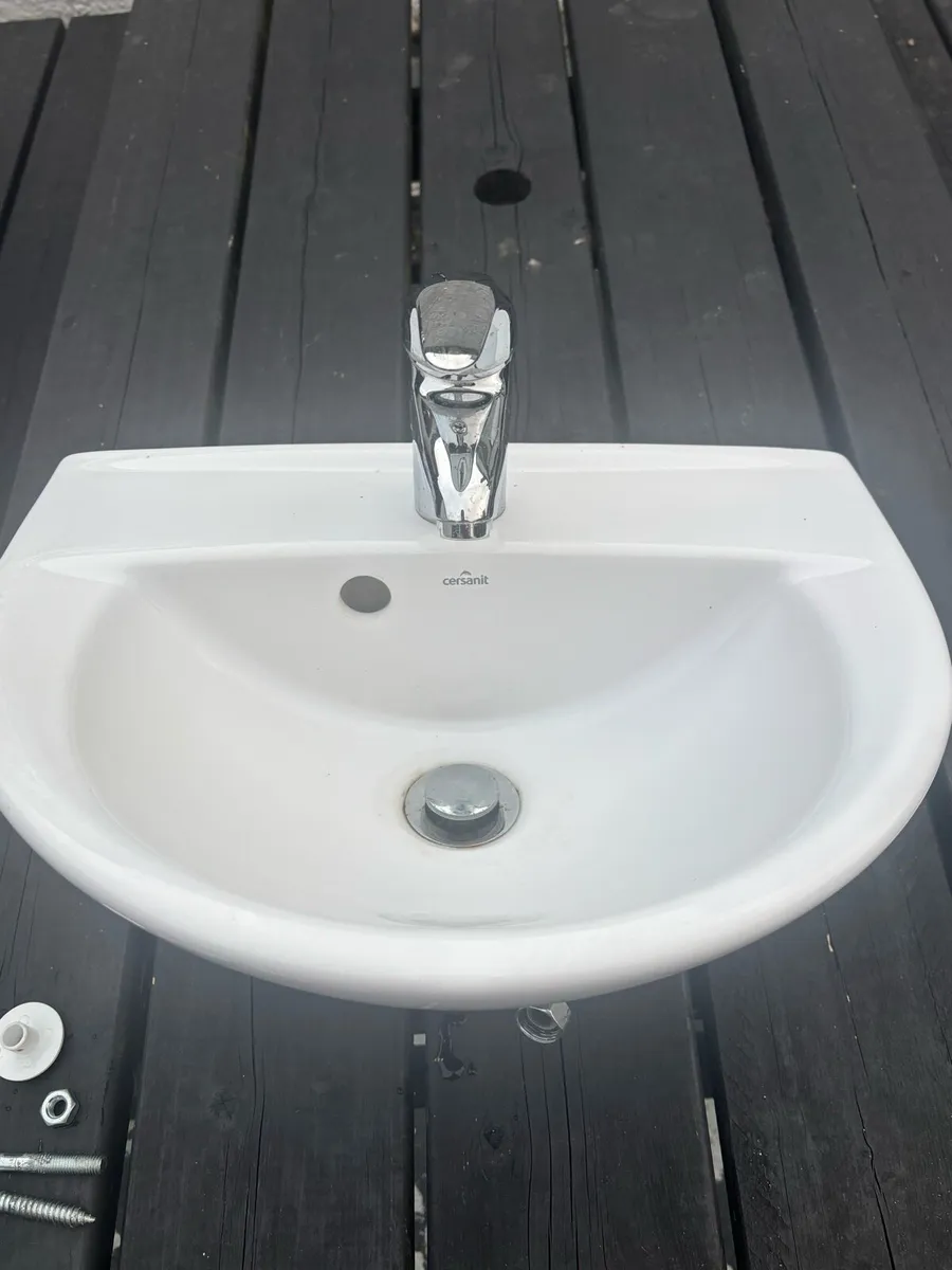 Free - Toilet and sink - Image 2