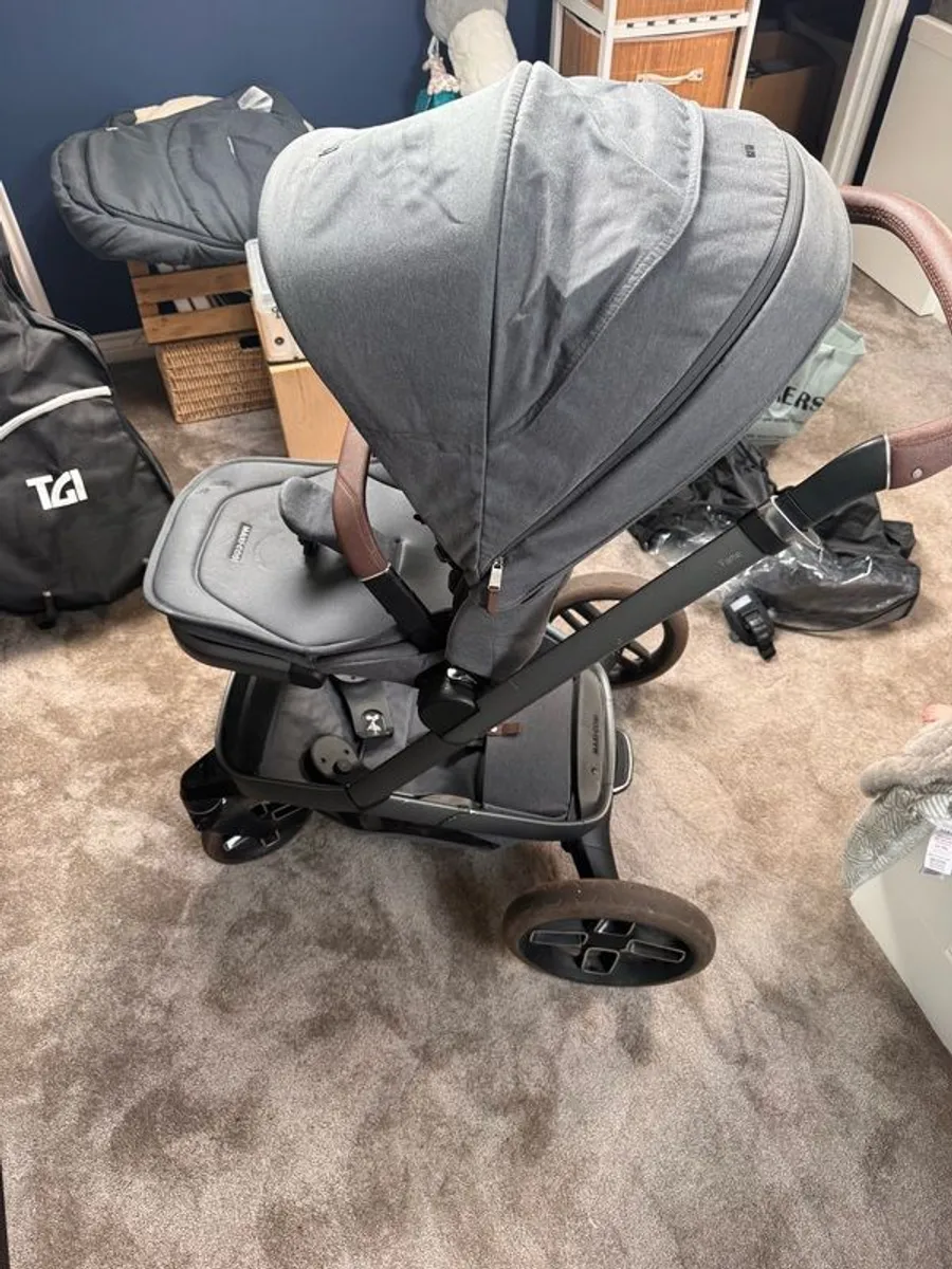Maxi-Cosi Fame Pushchair & Carrycot - Oak Truffle - Image 3