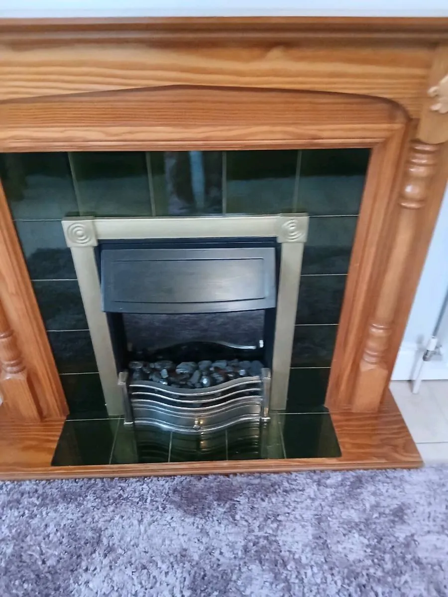 FREE STANDING FIRE PLACE WITH ELECTRIC FIRE - Image 2