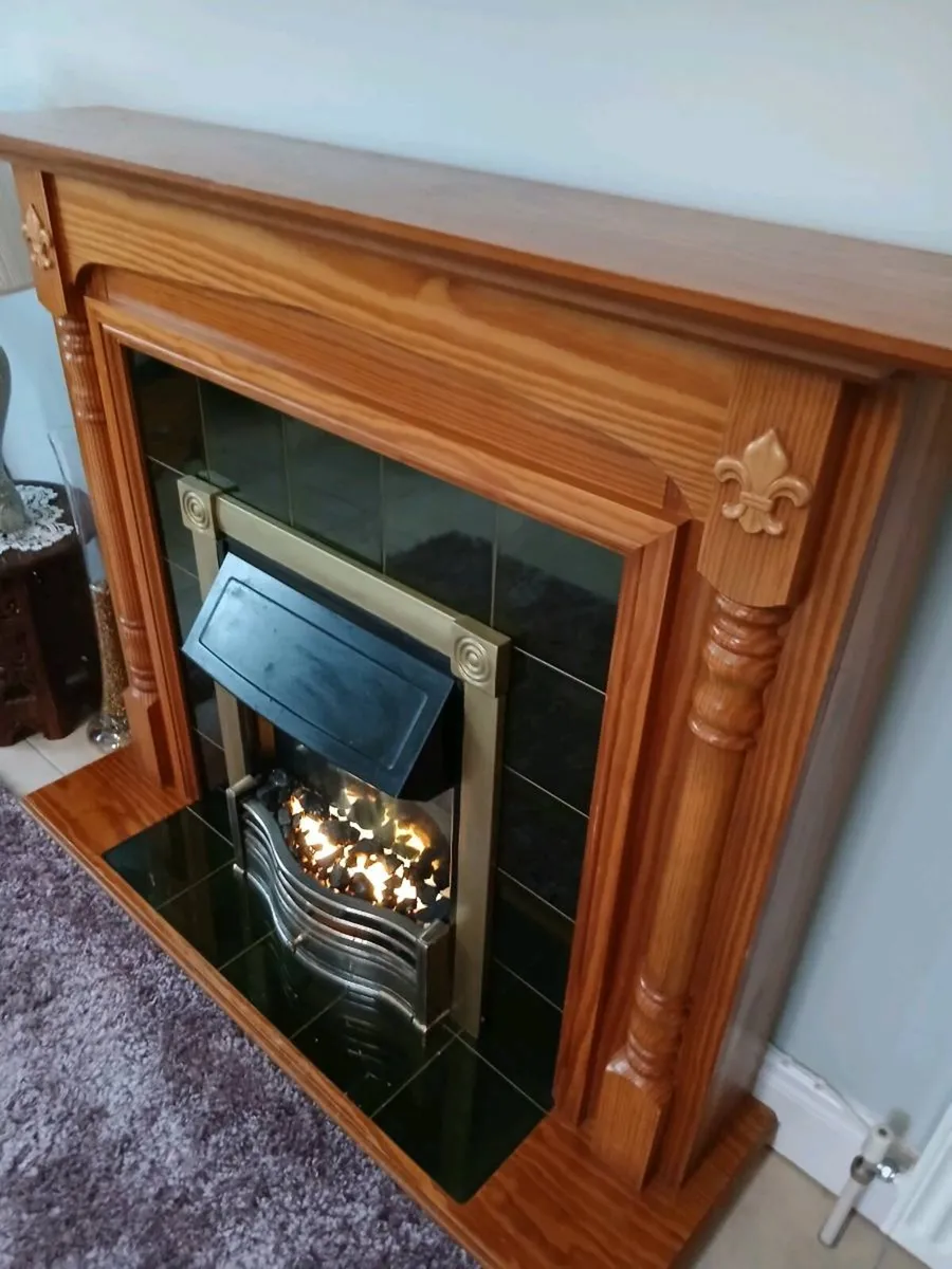 FREE STANDING FIRE PLACE WITH ELECTRIC FIRE - Image 3