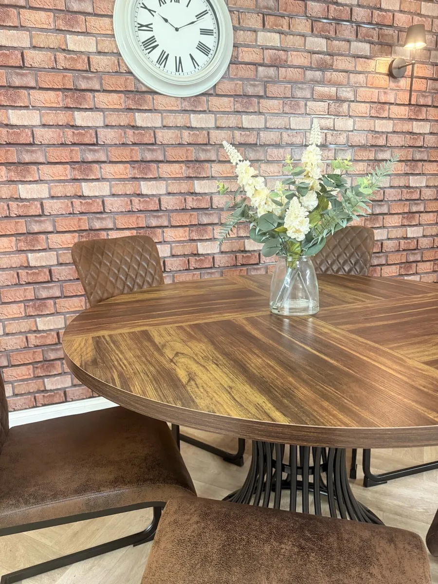 Rustic walnut hourglass kitchen table & 6 chairs - Image 3