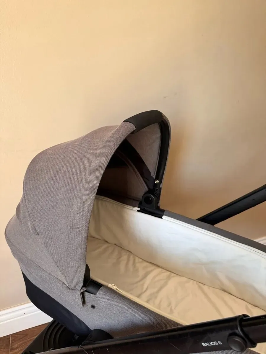 Cybex Balios Carrycot and wheels - Image 2