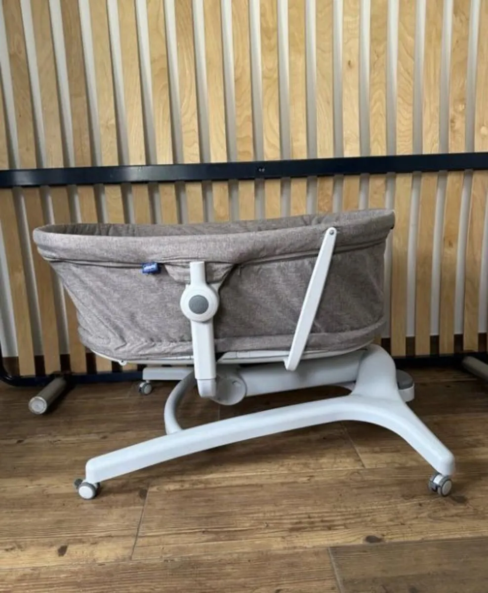 Chicco Height adjustable crib wheels & washable - Image 3