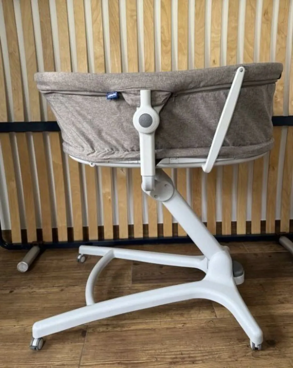 Chicco Height adjustable crib wheels & washable - Image 1