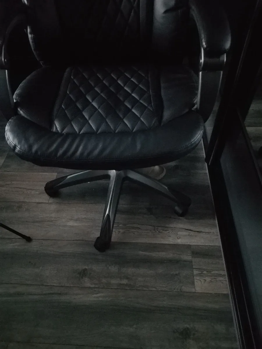 Desk and swivel chair - Image 1