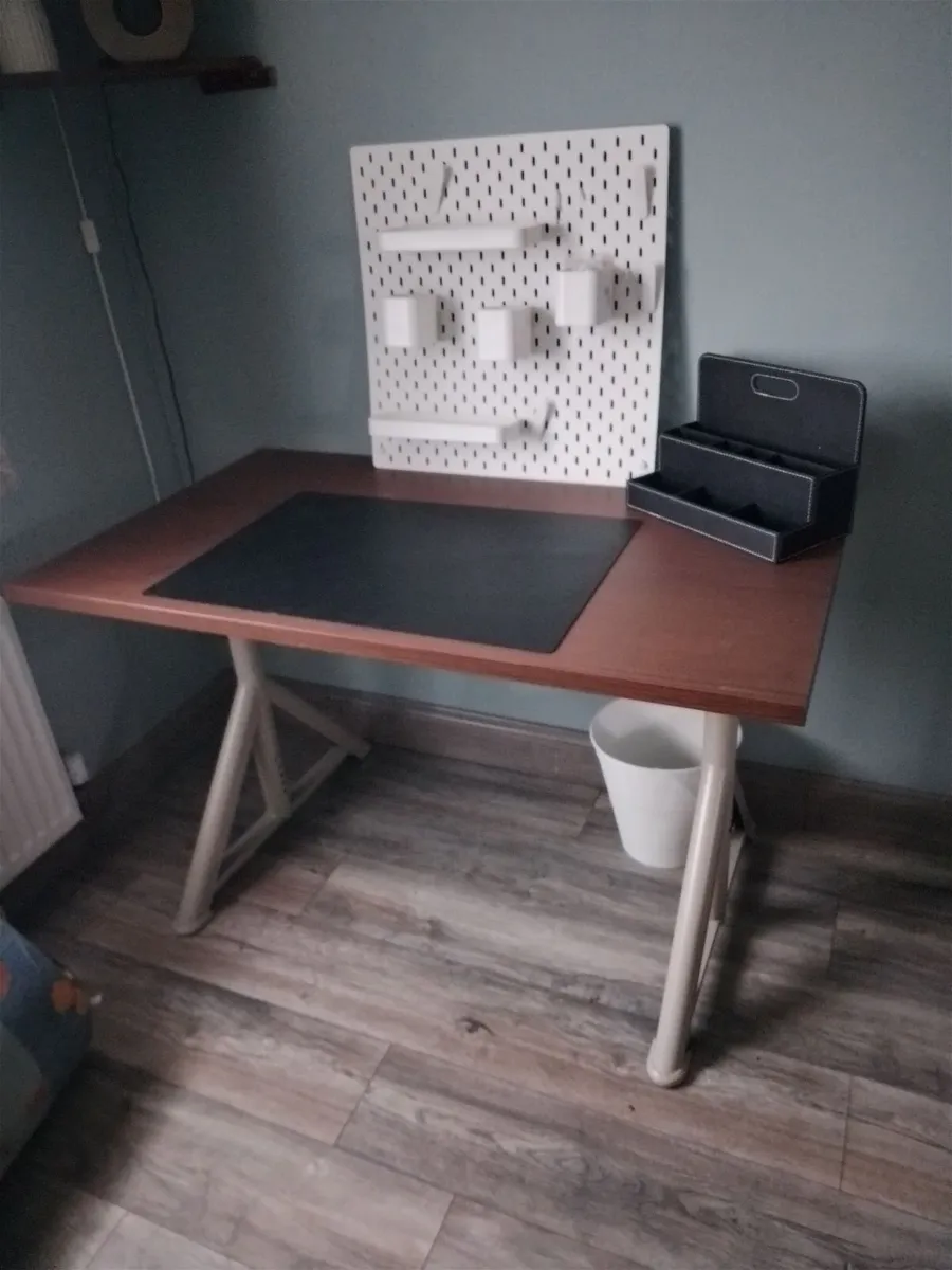 Desk and swivel chair - Image 3
