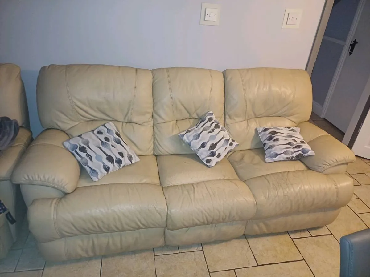 Leather recliner couch - Image 2