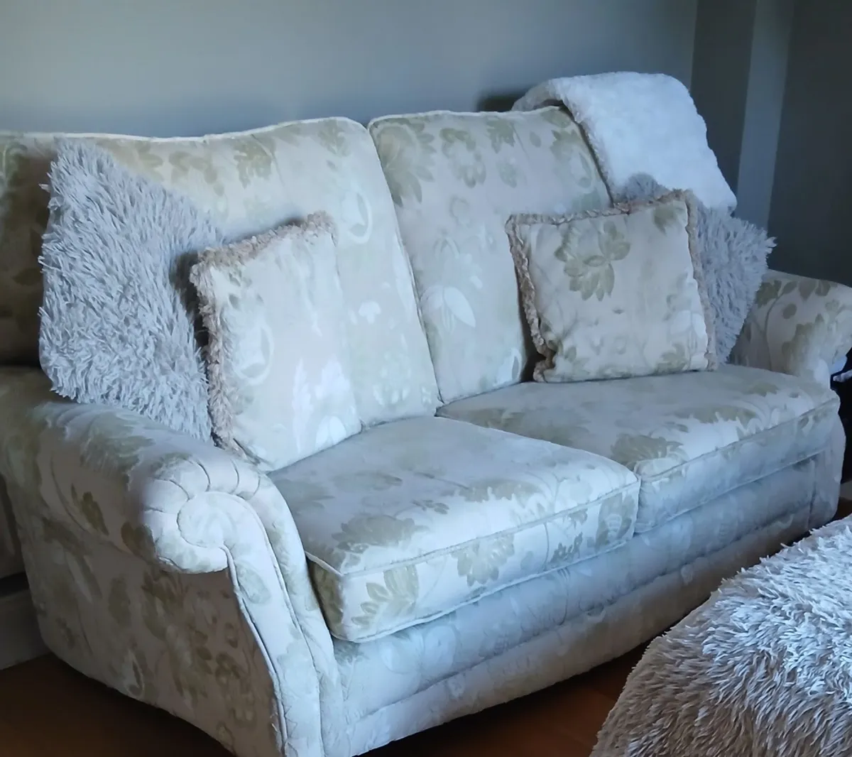 Couch & 2 arm chairs with ottoman - Image 1