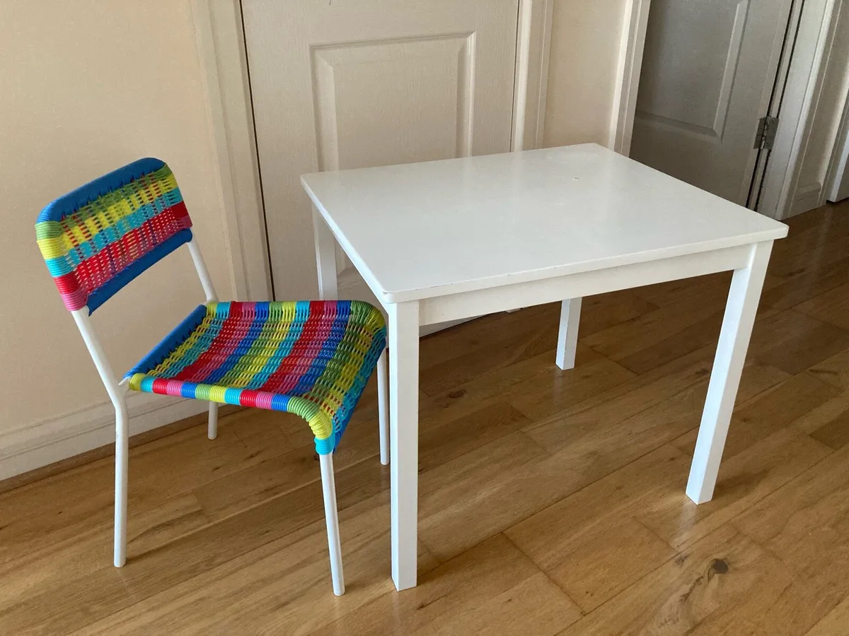 Kids table and chair - Image 1