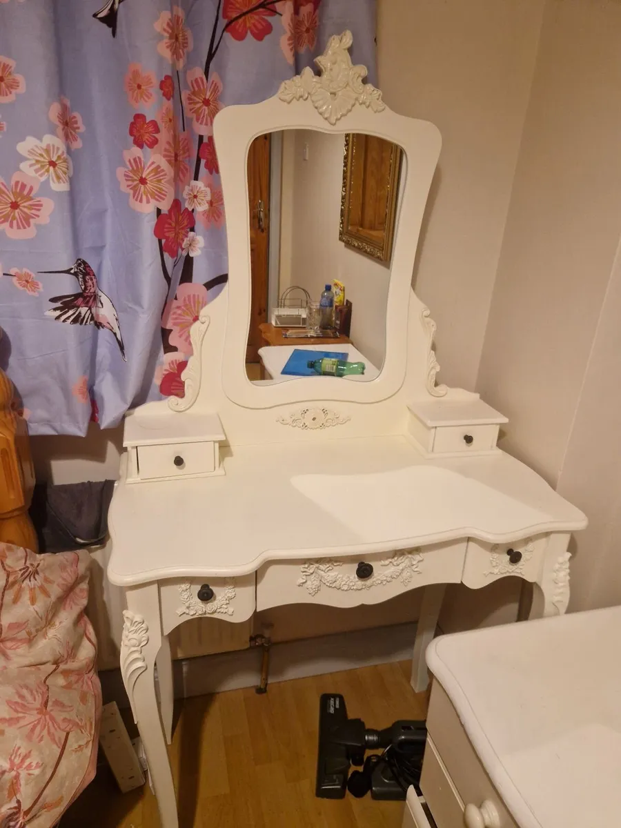 Dressing table - Image 1
