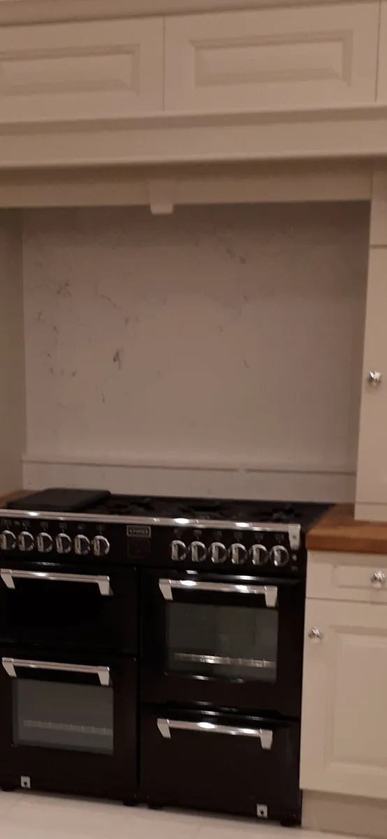 Quartz splashback with shelf