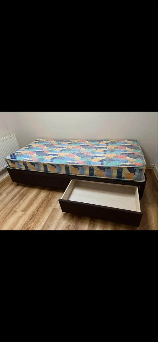 King size bed and 2 single mattresses - Image 3