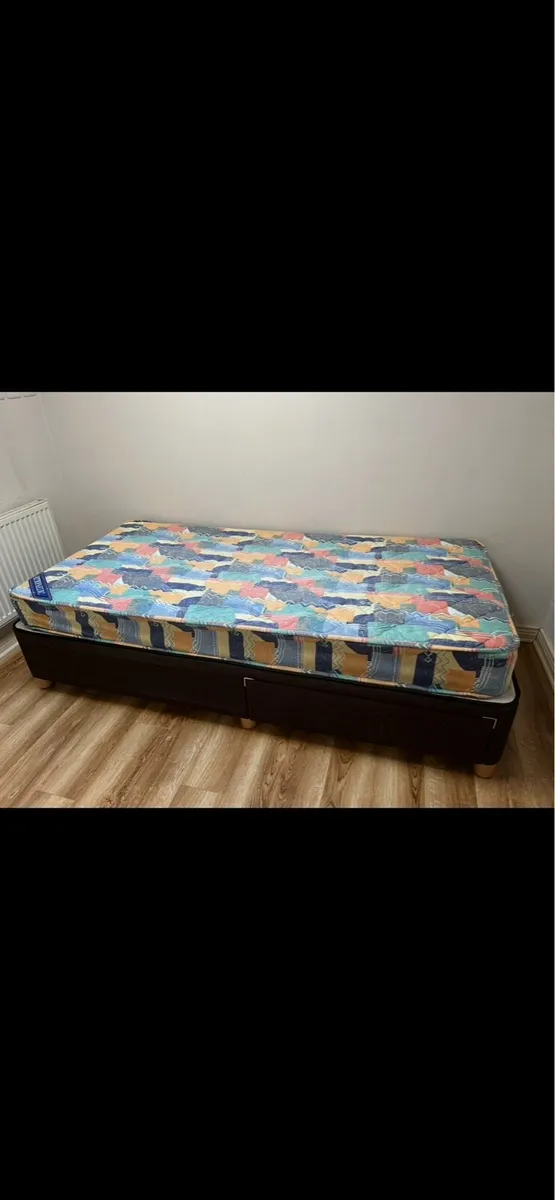 King size bed and 2 single mattresses - Image 4