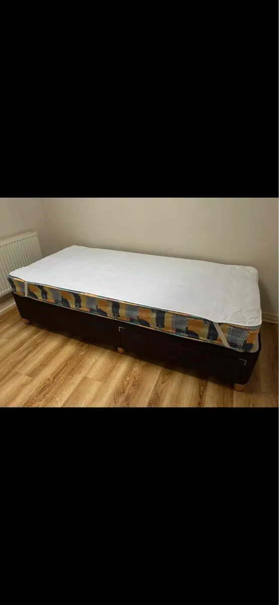 King size bed and 2 single mattresses - Image 1