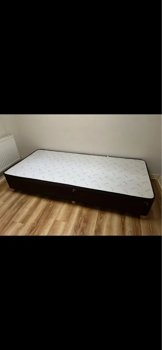 King size bed and 2 single mattresses - Image 2
