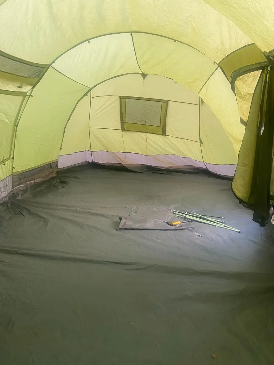 8 Man tent + underlay + carpet - Image 1