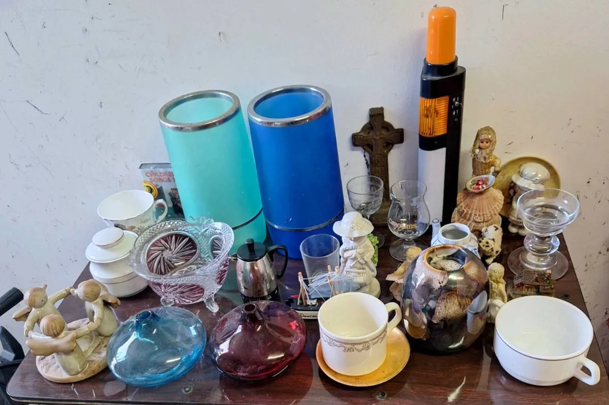 Bric a brac - Image 1