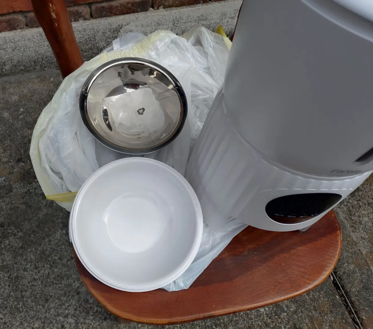 FARORO AUTOMATIC CAT FEEDER (LIKE NEW). - Image 2