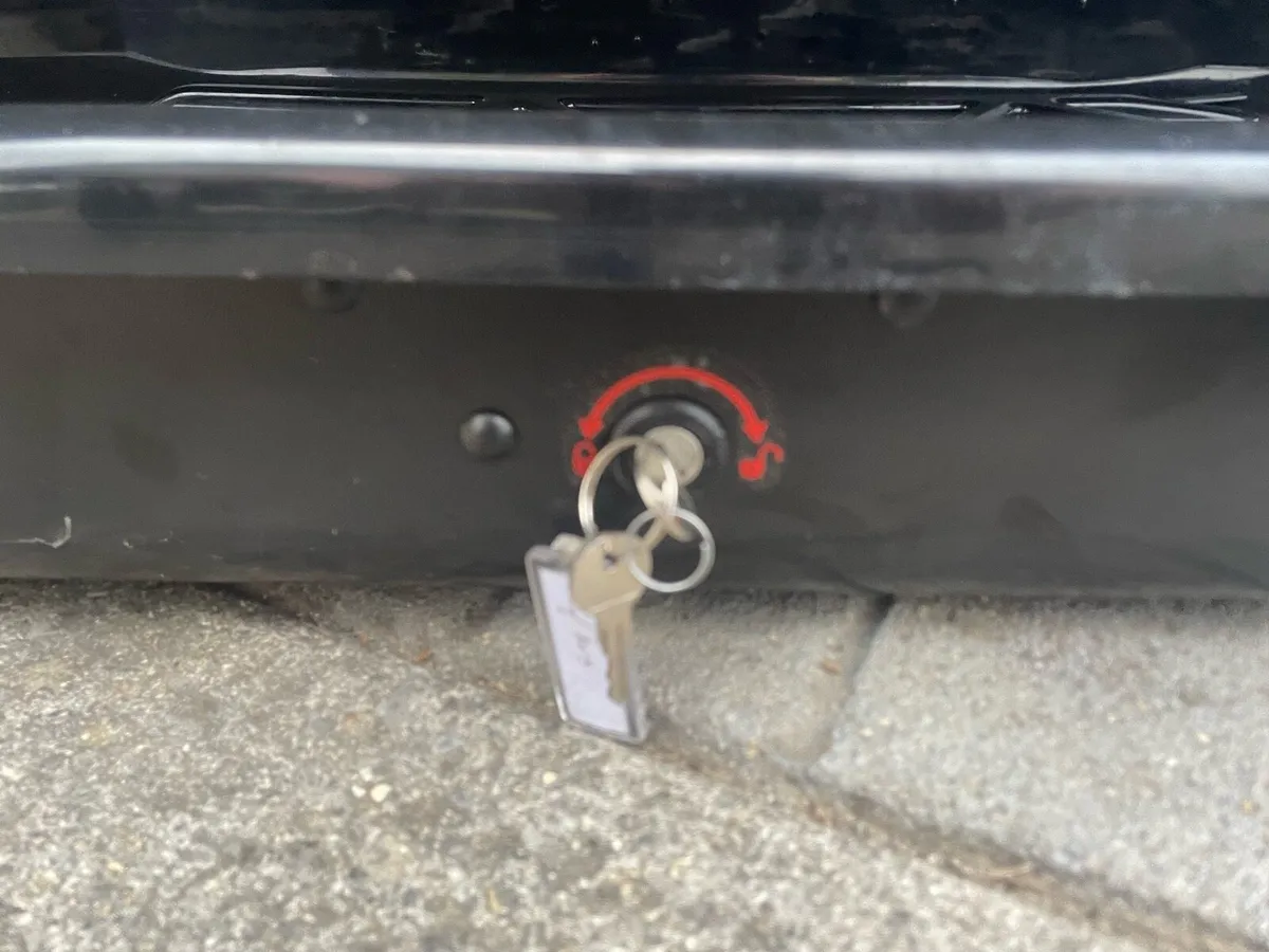 Thule roof box - Image 3