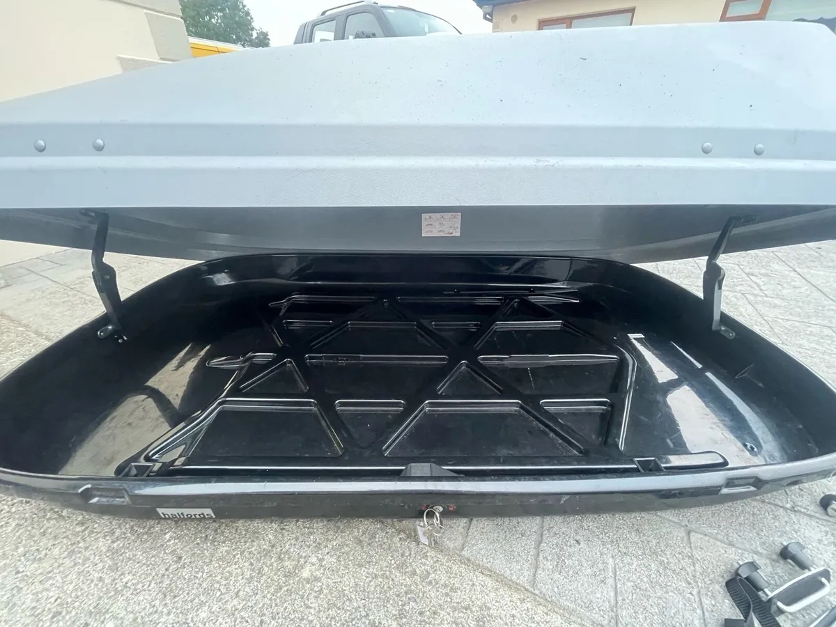 Thule roof box - Image 4